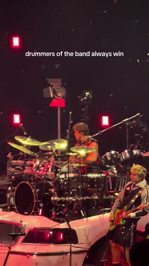 Cool Drummers Showcase: Ashton Irwin & 5SOS