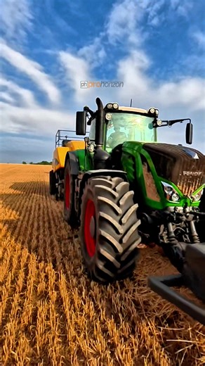 Pat from straight line services in the FENDT tractor and New Holland baler, baling barley straw #fendt #baling #farmtok