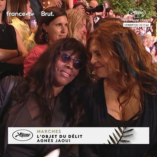 Agnès Jaoui au contact des festivaliers du Festival de Cannes lors de la montée de L'OBJET DU DELIT