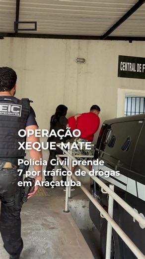 Sete suspeitos foram presos pela Polícia Civil nesta quarta (14), durante uma ação de combate ao tráfico de drogas em Araçatuba, no interior de São Paulo. Além das prisões, a operação cumpriu 17 mandados de busca e resultou na apreensão de carros e celulares. Junto ao tráfico de drogas, a investigação apura também lavagem de dinheiro e outros crimes. #policiacivil #segurancapublica