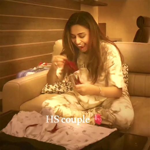 HS couple🫀 (@hscouple5)’s videos with Paas Woh Aane Lage - With Heart Beats - Kumar Sanu & Alka Yagnik