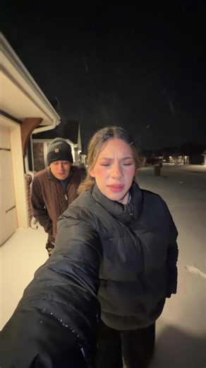 Nos sorprendió una tormenta de nieve.🥶☃️🌨️ y mis nenes no podran salir a jugar en ella. 🥹