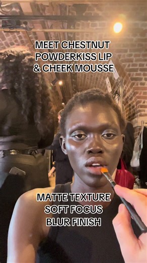 #ChocolateLips backstage at Richard Quinn using #MACPowderKiss Lip & Cheek Mousse in #Chestnut 🤗 @M·A·C Cosmetics @maccosmeticsuki