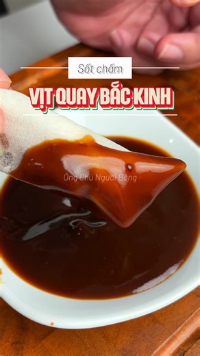 Sốt chấm vịt quay Bắc Kinh, mọi người có thể thử ăn chung với vịt quay, heo quay cũng ổn áp nha 😁😁😁 Công thức tham khảo: 50g nước tương 40g hắc xì dầu 60g dầu hào 60g bột mì 80g đường 0,5 lít nước lọc #naucomnuoicop #ongchunguoibong #food #newyear | Chi Lâm - Ông Chú Người Bông