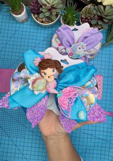 47K views · 1K reactions |  TUTORIAL #40 MOÑO GRANDE CON LISTÓN DE 7.5CM  Materiales: 2 piezas de color sólido de 7.5cm x 40cm de largo. 2 piezas de listón color sólido 7.5cm x 34cm de largo. 2 piezas de estampado de 7.5cm x 14cm de largo . Pieza de decoración a tú gusto. 1 pinza de 8cm Muuuuchooooo amor y manitas a la obra 殺殺殺殺 | Listones, Resinas y Material para moños | Facebook