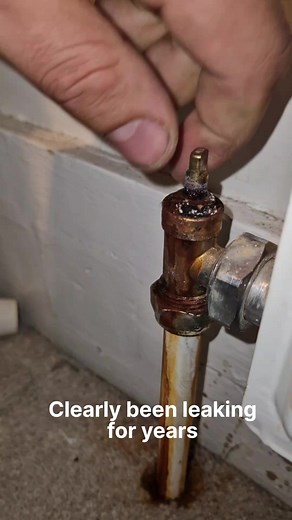 Leaking radiator valve QUICK 1 minute repair. #plumbing #heating #plumbersoftiktok #plumbersofinstagram #plumber #radiator #leak #fix #howto