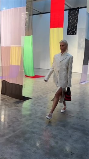 This morning, @ProenzaSchouler unveiled their Spring Summer 2026 collection—marking a poignant first: the house’s debut without founders Jack McCollough and Lazaro Hernandez at the helm. Designed in collaboration with Rachel Scott, the collection signaled a new chapter, described as a “soft undoing,” where evolution is born from unraveling. With motifs blurred, seams deliberately exposed, and tailoring inverted, the bright and airy collection reflected new and endless possibilities. | Harper's B