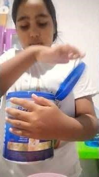 uma pessoa pedindo leite para o seu filho