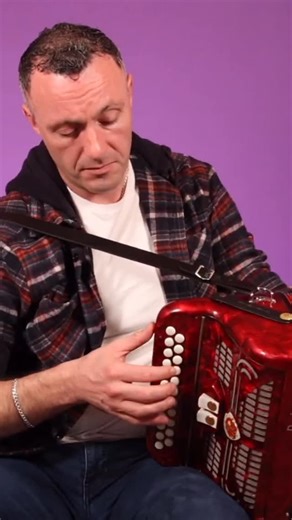 🪗 It’s live! Irish Button Accordion Basics with Alan Finn is now on OAIM 🎶 Whether you’re brand new to the B/C box or coming back after a break, this course will give you the tools, technique, and tunes to play with real confidence. You’ll learn phrase by phrase with Alan Finn — All-Ireland winner and leader of the Shandrum Céilí Band — in the traditional way the music has always been passed on. Inside you’ll get: ✅ 13 progressive lessons (starting from square one) ✅ Hand position, bellows con