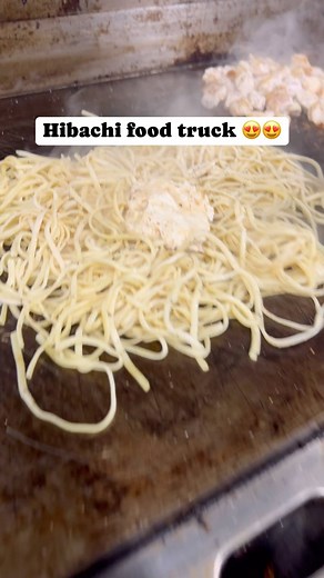 Izzy Catering Truck on Instagram: "GARLIC BUTTER HIBACHI NOODLES 🔥🔥 don’t forget every Tuesday and Wednesday 😳😳 FREE side of chicken fried rice with any combo plate purchase. Mention this post"