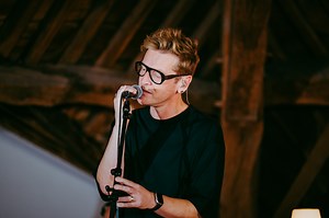 13K views · 117 reactions | Een zaadje geplant, duisternis omarmd, tot er licht is…  Ozark Henry zong zijn nummer 'Light' live bij Radio 2 Weekwatchers.  | Radio2 | Facebook