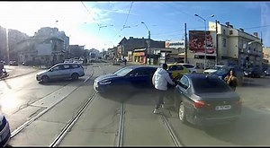 2.9M views · 16K reactions | Filmul complet! Tramvaiul de pe linia 32 din București loveşte un BMW oprit la semafor pe linia acestuia. Urmează confruntarea dintre şoferul autoturismului şi vatman. Accidentul a avut loc în zona intersecţiei Bulevardului George Coşbuc cu Bulevardul Tudor Vladimirescu (Piaţa Chirigii). Voi ce părere aveți? Cine considerați că este vinovat? V-ați confruntat în trafic cu astfel de situații? | Auto Online | Facebook