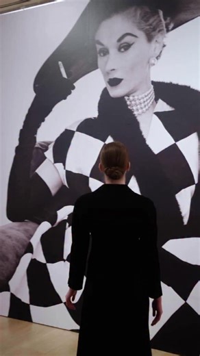 On View in New York Visual Language: The Art of Irving Penn brings together an extraordinary selection of works by one of the most influential photographers of the 20th century. Penn’s career spanned fashion, portraiture, and still life, and his refined visual language helped shape modern photography. From his Vogue covers to his iconic studio compositions, he combined elegance and simplicity with radical innovation, redefining how photography could capture beauty, personality, and form. This sp