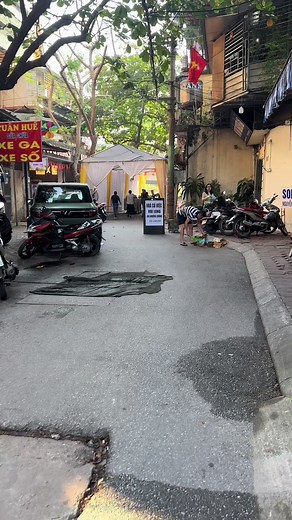 Quy trình xử lý việc lấn chiếm LÒNG ĐƯỜNG của công an phường Thanh Xuân đối với một tổ trưởng tổ dân phố 🤣: Sau khi tiếp nhận thông tin thì một tiếng sau xuống XÁC MINH. Sau khi xác minh xong thì nhắc nhở rồi đi. #công #an #thanh #xuân