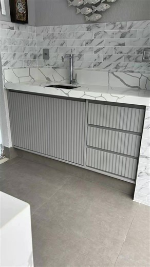 Gabinete gourmet diferenciado, com portas e frentes ripadas na cor cinza, unindo design contemporâneo, sofisticação e personalidade para valorizar cada detalhe do ambiente. Funcionalidade e estética pensadas sob medida ✨ #planejados #marcenaria #projetos #