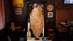 Le plus grand nombre de blocs de Jenga empilés sur un bloc vertical - 4 881 par Abbetjes Meindert de Boer