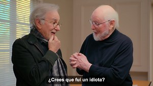 ✅¡EL PODER DE LA MÚSICA! 🎼 "Music By John Williams" es un documental que explora la vida y carrera del legendario compositor John Williams. Dirigido por Laurent Bouzereau, el filme se estrenó el 1 de noviembre de 2024 en Disney y tuvo un lanzamiento limitado en cines de Nueva York, Los Ángeles y Londres. El documental ofrece una mirada profunda a la prolífica carrera de John Williams, desde sus inicios como pianista de jazz hasta convertirse en uno de los compositores más influyentes del cine. 