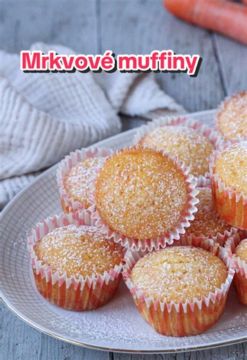 Mrkvové muffiny s jogurtem připravíte z několika málo ingrediencí a hotové je budete mít za pouhých 40 minut! Jsou skvělým způsobem, jak nenápadně přidat do jídelníčku více zeleniny, i pro děti, které ji běžně nevyhledávají. Mrkvové muffiny jsou perfektní volbou na snídani nebo jako zdravý dezert – rychle a snadno. Recept k uložení a vytištění najdete na webu apetitonline.cz ❤️ #apetit #casopisapetit #apetitonline #recept #recipe #videorecept #mrkvove #muffiny #carrot #sladke #sweet #peceni #bak