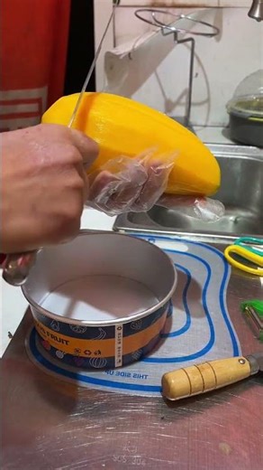 Slicing mango fruit for clean cuts and attractive presentation