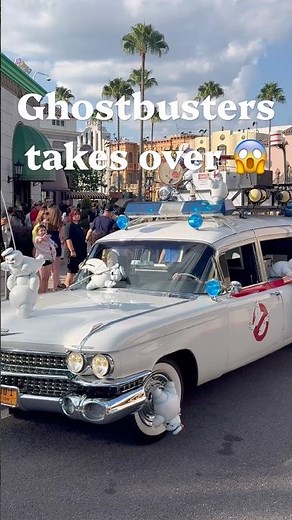 Ghostbusters take over the universal studios mega movie parade