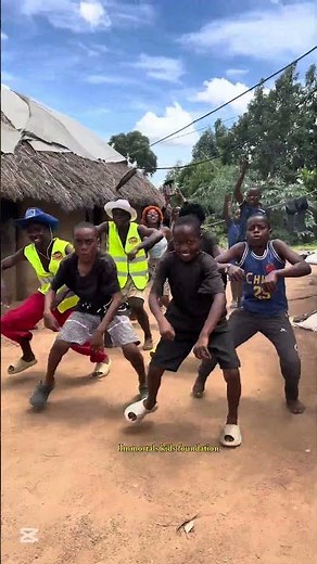 Kids from Uganda ( KYAKA ii refugees settlement) dancing to VUWA!
