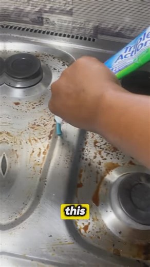 Share Usefultips on Instagram: "Follow @share_usefultips usefultips for more helpful tips like this one! . The Secret to a Spotless, Grease-Free Stove! Keep your stove looking brand new with this powerful DIY cleaner! Mix toothpaste, lemon juice, white vinegar, water, and baking soda for a deep-cleaning solution. Soak the burners, scrub gently, and wipe down the stove for a sparkling finish. No more grease or stains! #KitchenHacks #DIYCleaning #GreaseRemover #SpotlessStove #HomeTips"