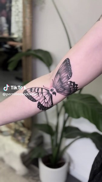 Thankyou Flynn for this cool idea! We made this gynadromorfe eastern tiger swallowtail. A gynandromorph is an organism that contains both male and female characteristics. Which turns out the body splits in half with both of the colors of both genders. I definitely learned something new today! 🦋 #tattoo #tattoos #inked #art #design #dotwork #linework #fineline #rotterdam #delft #holland #sketch #piercing #lbgtq