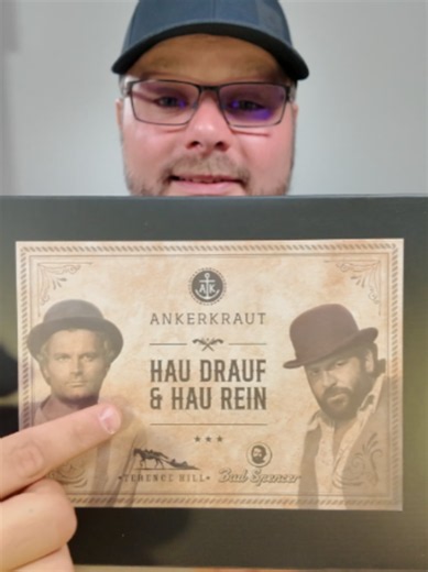 Das ist definitiv nicht die typische Geschenk-Box: Ankerkraut bringt Bud Spencer und Terence Hill direkt mit verschiedenen Gewürzen zusammen. Perfekt für alle, die beim Geschenk nicht schon wieder zu den üblichen Standardideen greifen wollen und gleichzeitig etwas Nutzbares verschenken möchten. Vorteile: – Auffälliges Thema rund um Bud Spencer und Terence Hill – Verschiedene Gewürze in einer gemeinsamen Geschenk-Box – Praktisches Geschenk statt reiner Dekoration – Besonders interessant für Fans 