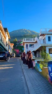 Nepal Van Java suasana ketika pagi hari anak anak ke sekolah | Badrika