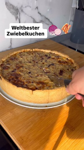 Weltbester Zwiebelkuchen mit Speck 🧅🧅🥓🥓 herzhafter Kuchen geht einfach immer 🤤 Dir gefällt das Rezept? Dann folge mir für weitere Rezeptideen @gentianas_foodhouse ✨🫶🏻 Ihr braucht für den Teig: 📌 300 g Mehl 1 Ei 150 Butter Prise Salz -> Mehl, 1 Prise Salz, 1 Ei und Butter mit den Knethaken des Handrührgerätes zu einem glatten Teig verarbeiten. Zugedeckt bzw. in Folie eingewickelt ca. 30 Minuten kalt stellen. Für die Füllung: 📌 250 g Speckwürfel 750 g Zwiebeln (ich habe weiße und rote ver