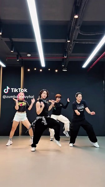 HLV nam tóc dài hơn nữ - Một xu hướng mới trong Zumba