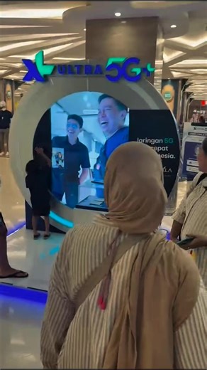 Dari yang awalnya cuma lihat-lihat, malah jadi seru ngobrol sama orang dari kota lain lewat portal XL ULTRA 5G . Semua terasa dekat karena koneksi XL ULTRA 5G yang #SecepatItu bikin interaksi jadi real-time tanpa lag. #XLUltra5G #Portaltainment