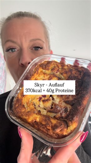 Anja I Abnehmen & Definieren on Instagram: "🍰 High-Protein Skyr-Kuchen ohne Zucker Fluffig, saftig & perfekt fürs Mealprep 💪 ➡️ 1 Rezept = 2 proteinreiche Mahlzeiten Speichern & ausprobieren 🔥 🛒 Zutaten 500 g Skyr 3 Eier 50 g Haferflocken 100 g Beerenmix 1 TL Backpulver 10 g No More Sugar 2 Scoops Chunky Flavour Vanille 👩‍🍳 Zubereitung Eier trennen und Eiweiß steif schlagen. Alle Zutaten außer die Beeren zu einem Teig mixen. Eiweiß vorsichtig unterheben, Beeren unterziehen. Bei 170 °C Umlu