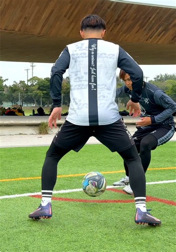 Who uses this skill move 👀⁉️ The backward-facing technique used by Seiwa Gakuen ⚽️ Master the turn. Beat the pressure. Create space with one touch. @tlssofficial @tlss.jp #football