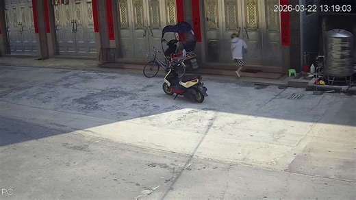 Boy crashes scooter into gate and falls in Guangdong, China