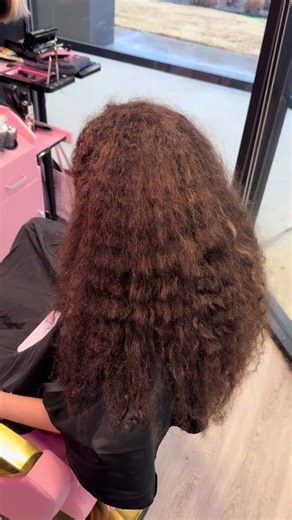 3B–3C curls need shaping that works with the coil pattern...not against it. ✂️ Today’s curly cut was customized to remove bulk, enhance definition, and create balanced volume without disrupting her natural curl formation. My client said she struggles with frizz no matter what! She's been to serval other stylist, and none of them was able to really define it! Guess what.....I DID! To achieve a certain result your first need to fuller understand what it will take to get there, and in this case por