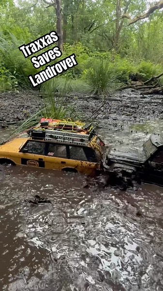 TRAXXAS TRX-6 RESCUES a Stuck Land Rover! #traxxas #Shorts #rcfun #rccrawler