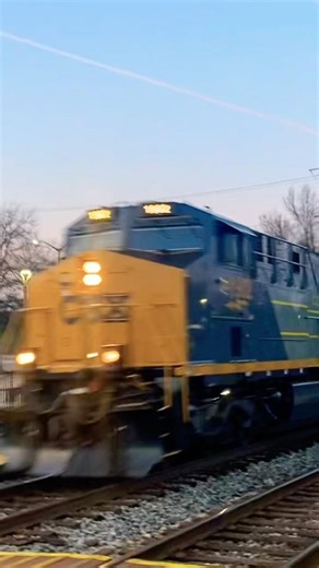 CSX 1902 “Clinchfield Heritage” leads I032-21! #csx #heritageunits #railfanning #railroad #shorts