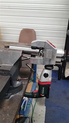 Chanfrein sur barres pleines acier avec la chanfreineuse C Biter 76E