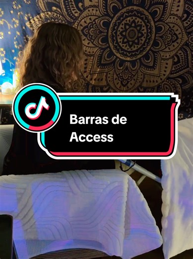 🌿 ¿Qué son las Barras de Access?,Las Barras de Access son 32 puntos energéticos ubicados en tu cabeza que,,al ser tocados suavemente,,comienzan a liberar de forma natural todo,aquello que has acumulado en tu mente y en tu cuerpo energético:,pensamientos repetitivos, creencias limitantes,,emociones densas, memorias,,juicios y cargas que muchas veces ni siquiera son tuyas.,Cada vez que se corren las Barras,,es como si le dieras a tu mente y a tu sistema energético,un espacio de limpieza profunda 