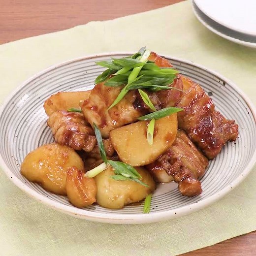 ご飯が進む甘辛味！豚バラブロックとじゃがいもの照り煮 | デリッシュキッチン