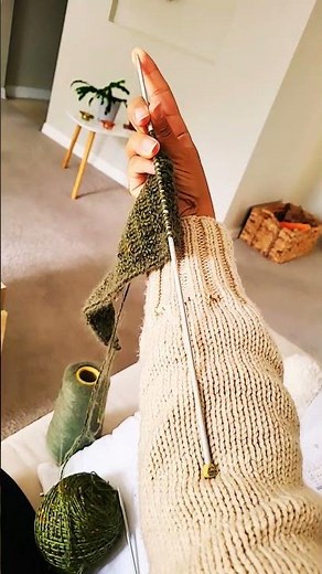 Knitting the Stay Toasty scarf on vintage needles #knitting