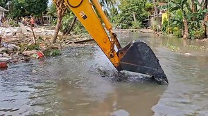 Bangun tanggul darurat banjir. Normalisasi Kali Srengseng Desa Sukamurni Kec. Sukakarya Kab. Bekasi Jawa Barat. #normalisasi#banjir#excavator | Zul Haidar