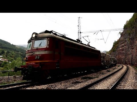 Локомотив 45 176 на "БДЖ-ПП" дърпа композиция с циментовози през есенното Церово...