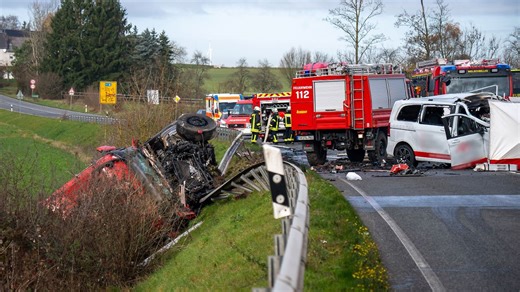 Frontal-Crash bei Trier - Vier Menschen sterben bei Horror-Unfall auf B51