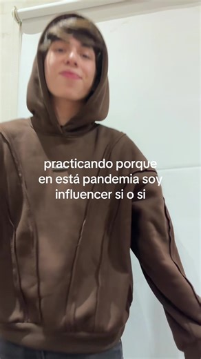 Practicando Baile de TikTok para ser Influencer