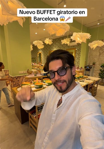 Nuevo Buffet giratorio en Barcelona 🥢 Un concepto de hotpot con cinta giratoria, donde van pasando los ingredientes y tú eliges lo que te apetece en cada momento 🍜🔥 Además, cuentan con una barra con opciones de sushi y platos ya cocinados para complementar la experiencia 🍣 💸 Precio: 👉 28,95€ 👉 17,95€ (1-1,3m de altura) 💥 Incluye: 🥤 1 bebida ☕ Café ilimitado 🍵 Té ilimitado 🍦 Helado ilimitado Y os lo decimos claro: está muy rico 🤤 Nos recordó muchísimo a los que probamos en China, y te