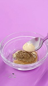 ✨ TUTO technique Effet Craquelé sur Pâte à Sucre RAPIDE ✨ Ingrédients: Colorant en poudre or (ici marque Sugarflair - comestible) Rejuvenator (ou vodka) Pâte à sucre noire 1. Mélangez un peu de colorant en poudre avec le Rejuvenator pour obtenir une peinture fluide. 2. Étalez la pâte à sucre sur environ 3mm d’épaisseur. 3. Appliquez la peinture sur toute la surface de la pâte à sucre (avec un pinceau large et plat). 4. Avec un chalumeau, ‘caramélisez’ toute la surface. Conseil d’ami: travaillez