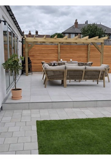 Should you mix paving sizes on your patio? 👀 Short answer: yes — and here’s why. Mixing different paving sizes creates better flow, adds visual interest, and keeps your patio looking beautifully cohesive. Use large porcelain paving slabs to open up the space. Then layer in smaller paving stones and cobbles to shape seating areas, pathways and outdoor living zones. Simple design move. Big impact. Your garden will thank you ☁️ #fyp
