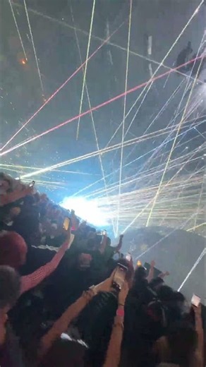 Kanye West performs “All of the Lights” with an INSANE light show in New Orleans